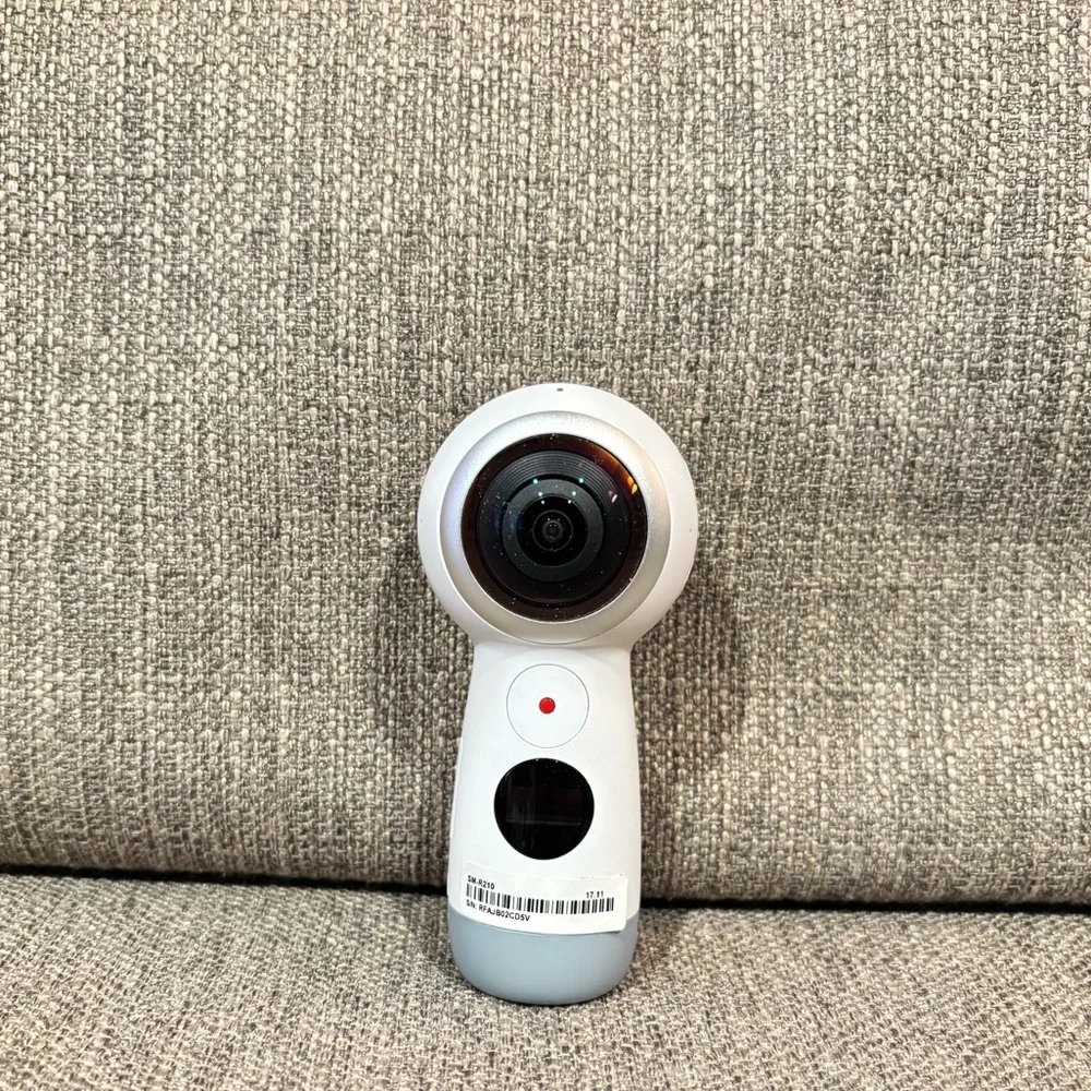 BRAND NEW: Samsung Gear 360 with Accessories